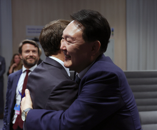 북대서양조약기구(NATO·나토) 정상회의 참석차 리투아니아를 방문 중인 윤석열 대통령이 11일(현지시간) 빌뉴스 나토 정상회의장에서 열린 한-스웨덴 정상회담을 마치고 나오던 중 에마뉘엘 마크롱 프랑스 대통령과 만나 포옹하고 있다.연합뉴스